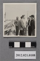 藏品(美國軍方人員與臺灣軍方人員視察討論)的圖片