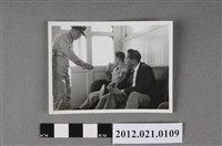 藏品(1名軍官遞菸給2名軍方人員)的圖片