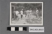 藏品(8名男子於沙地上討論)的圖片