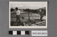 藏品(4名男子在基地工程施工)的圖片