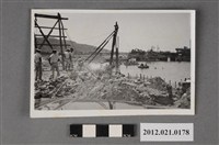 藏品(基地內工程海邊砂土堆工人)的圖片