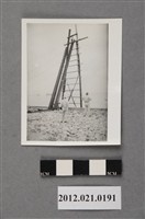 藏品(2人立於碼頭堤岸旁石頭地上)的圖片