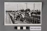 藏品(基地內短褲斗笠工人工作)的圖片