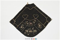 藏品(黑色地彩繡花鳥紋菱形肚兜)的圖片