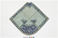 藏品(藍地彩繡花鳥紋菱形肚兜)的圖片