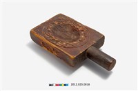 藏品(朱漆長方形四面雕龜魚方勝元寶彎錠紋帶柄粿糕印)的圖片