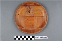 藏品(深淺相間格紋之木製盤)的圖片