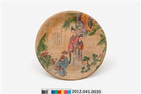 藏品(兩女一男奉茶圖竹製圓盤)的圖片