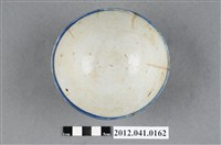 藏品(碗面繪有松樹與粉藍相間的小點滾藍色邊白色瓷碗)的圖片