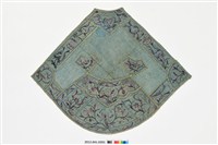 藏品(天藍地彩繡花鳥紋菱形肚兜)的圖片