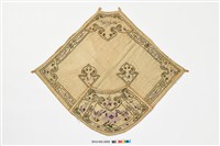 藏品(米黃地彩繡鳳凰牡丹紋菱形肚兜)的圖片