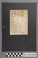 藏品(男子3人於新竹州柑橘同業組合標誌箱子前合照)的圖片