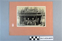 藏品(光明照相館中華日報水裡坑讀者旅行團於北港媽祖廟一同合影留念)的圖片