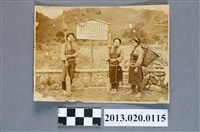 藏品(臺中岡崎寫生館邵族原住民婦女於化蕃由來告示前留影)的圖片