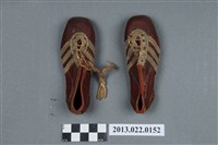 藏品(楊傳廣贈張星賢紀念紅底白條紋釘鞋一雙)的圖片