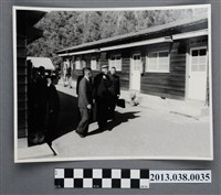 藏品(蔣中正與隨行人員參觀營舍)的圖片