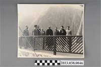 藏品(蔣中正及宋美齡一行人視察)的圖片