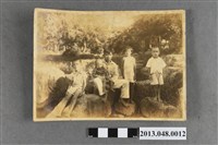 藏品(陳壬子與子女們於公園內合影照片)的圖片