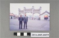 藏品(吳錦煌先生與友人於澄清湖牌坊前合影)的圖片