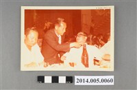 藏品(吳錦煌先生與友人敬酒側照其三)的圖片