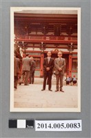 藏品(於日本佐賀縣鹿島市祐德稻荷神社樓門前與日籍教師合影)的圖片