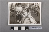 藏品(遊樂園旋轉木馬中的親子)的圖片