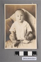 藏品(坐在沙發椅上的孩童)的圖片