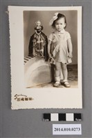 藏品(女童與芭比娃娃合影)的圖片