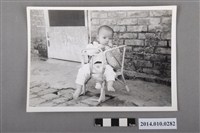 藏品(坐在籐編椅上的孩童)的圖片