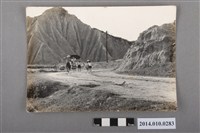 藏品(挑著肩擔行於山間的人群)的圖片