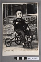 藏品(男童騎兒童腳踏車)的圖片