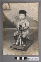藏品(木馬搖椅上的男童獨照)的圖片