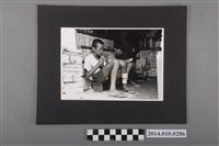 藏品(雜貨店中看漫畫的少年們)的圖片