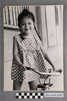 藏品(女童騎兒童腳踏車照)的圖片