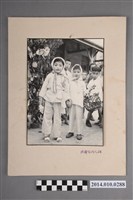 藏品(梳化打扮成農村婦女的兒童)的圖片