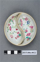 藏品(粉彩花卉紋雙格醬料碟)的圖片