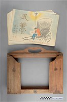 藏品(學校紙芝居故事圖片及放映木箱)的圖片