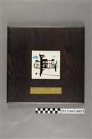 藏品(行政院文化建設委員會主任委員陳郁秀敬贈「資深文化人李惠美」獎盃)的圖片