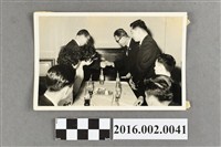 藏品(張星賢帶領合作金庫桌球隊周俊成等人赴香港交流比賽於參訪合照)的圖片