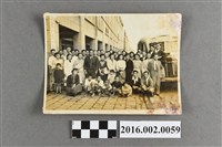 藏品(張星賢全家與親友、曾梅芳等合作金庫同仁於南京西路合庫宿舍前合照)的圖片