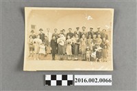 藏品(張星賢擔任首任田徑協會會長舉辦平劇公演籌措活動經費與親友、工作人員於台北一女中禮堂合照)的圖片