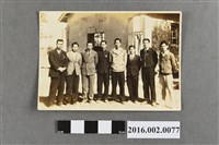 藏品(張星賢任職台中師範學校訓導主任時期與廖忠雄等同事於體育處合照)的圖片