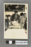 藏品(張星賢與家人於北投住家慶生合照)的圖片