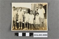 藏品(張星賢與子女於南京西路合庫宿舍前合照)的圖片