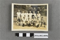 藏品(張星賢與合作金庫同仁、網球隊隊員於球場合照)的圖片