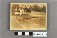 藏品(張星賢就讀早稻田大學時期利用寒假回台擔任巡迴教練與台南選手於台南第一女中運動場練習)的圖片