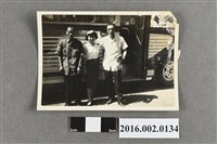 藏品(張星賢與賴土金、金馬號小姐於南投集集站公車前合照)的圖片