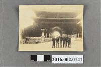 藏品(張星賢代表早稻田大學田徑部遠征朝鮮、滿州比賽與隊友等人於京城南大門合照)的圖片