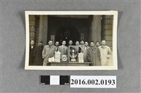 藏品(張星賢與合作金庫同仁於合庫大門前合照)的圖片