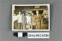 藏品(何友澄與賴土金於火車站前合照)的圖片